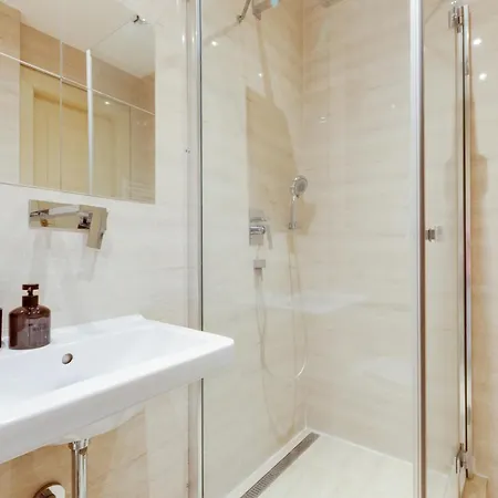 Modern Quiet Next To Wenceslas Square - Vs * 布拉格